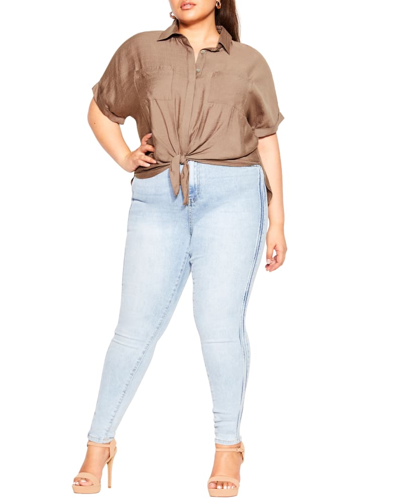 Front of a model wearing a size M SHIRT RELAXED SUMMER in Mocha by City Chic. | dia_product_style_image_id:293929